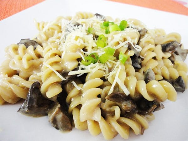 Macarrão ao molho branco com funghi