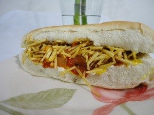 Pão de leite, molho de cachorro quente, salsicha vegetariano, maionese, catchup, mostarda e batata palha
